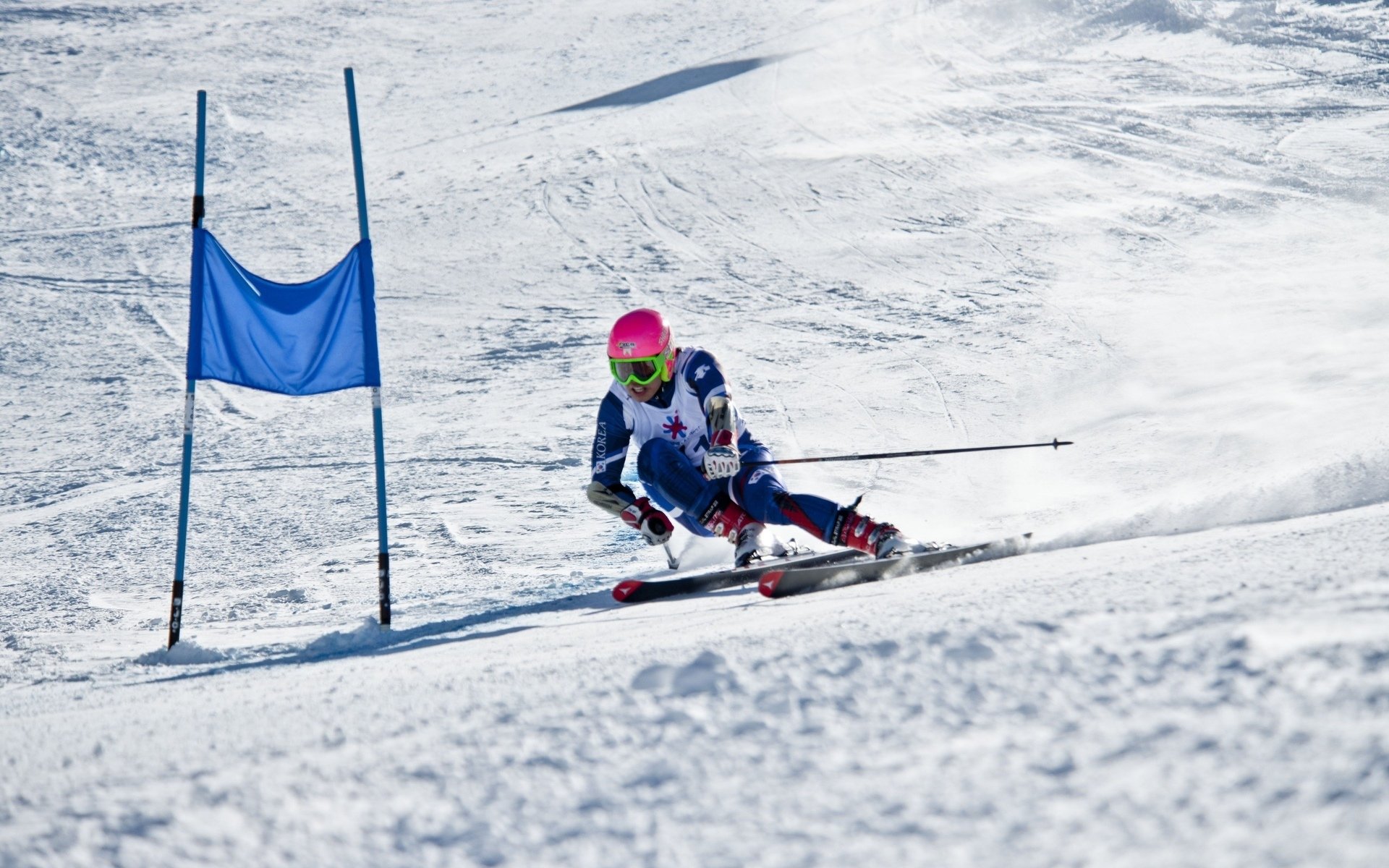 主办城市赛事期间志愿者夜间值守装备回收与维修流程，志愿者夜间巡逻照片